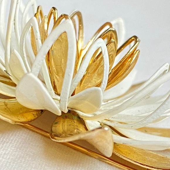 Sarah Coventry Brooch 1960s Gold Tone And White Enamel Water Lilly Flower - Picture 6 of 10